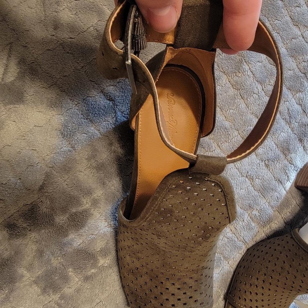 Universal Thread Olive Heel Sandals - Picture 3 of 6